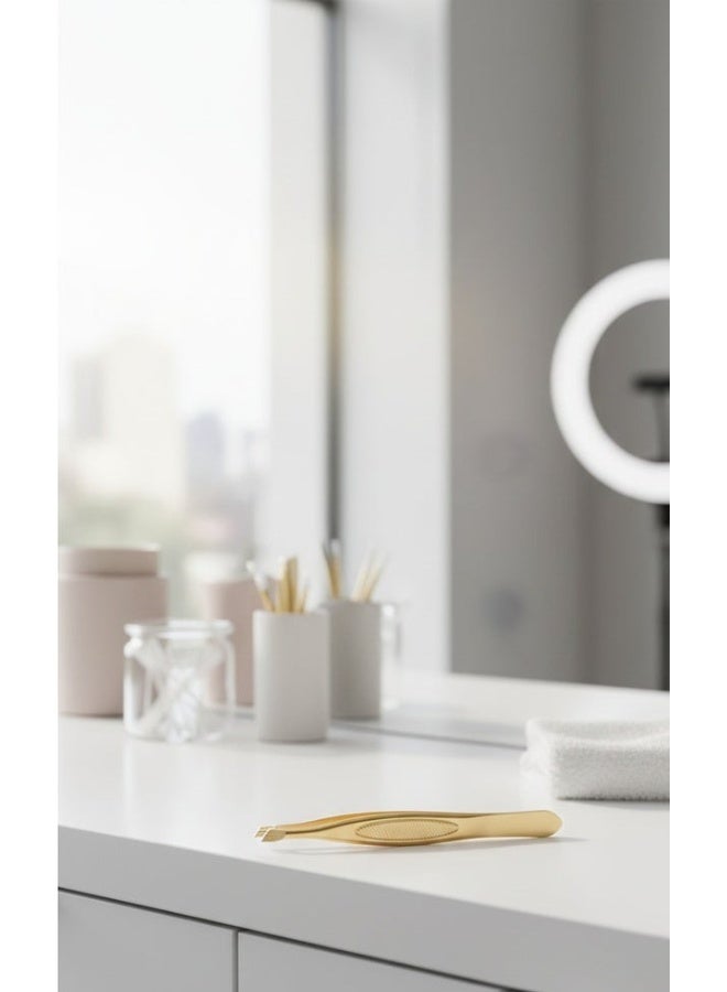 ملقط حواجب مطلي بالذهب - طرف مائل دقيق لإزالة شعر الجذور، أداة تجميل مثالية للمحاذاة - Image 3